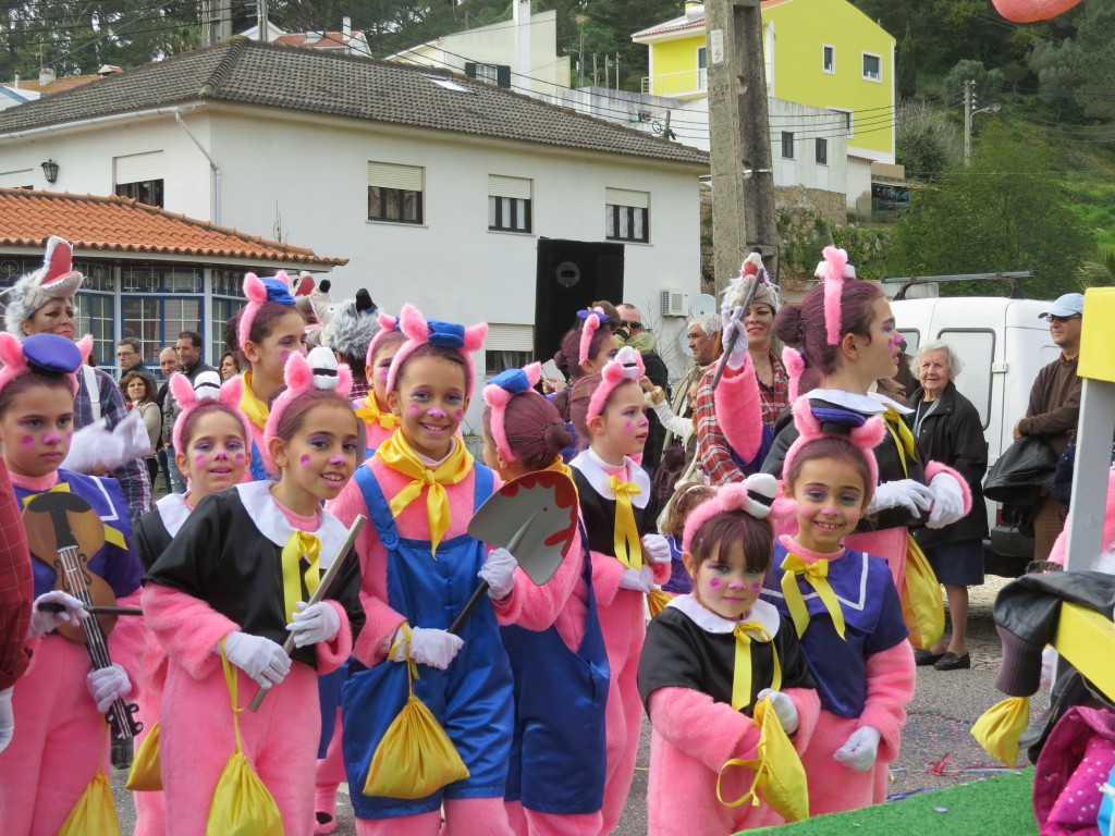 Hälften av tjejernas kompisar är med i den ena byns karneval ..