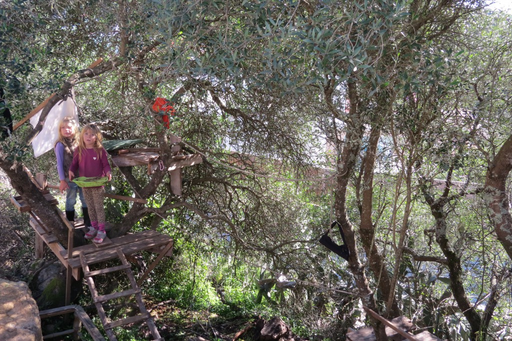 Barnen leker helst utanför tomten i trädkojan som Sverker byggt i olivträdet. 