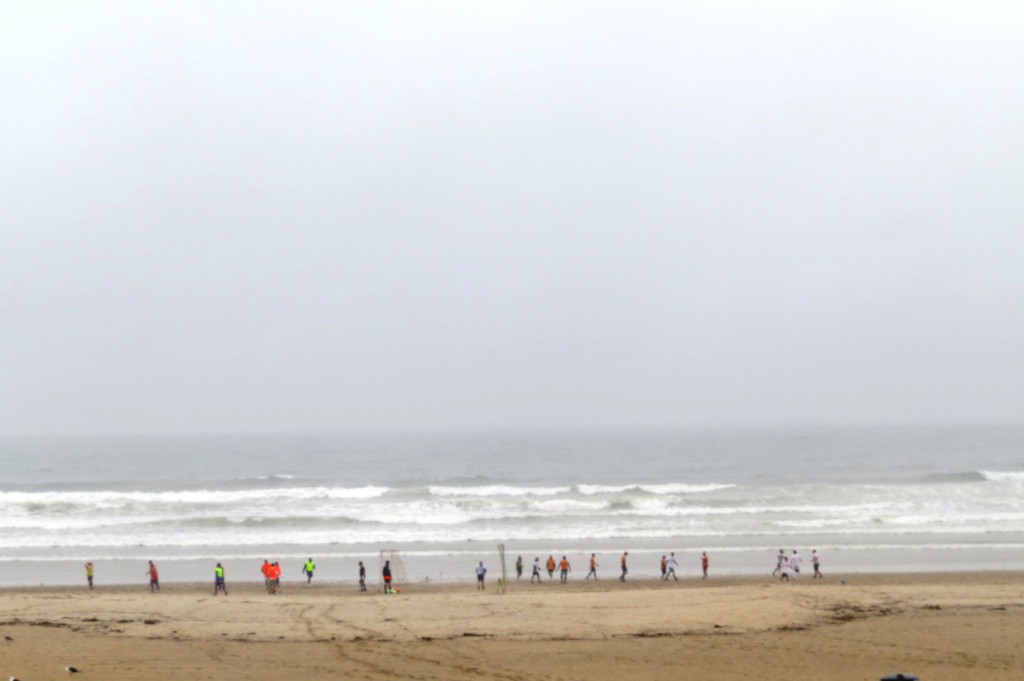 Ute vid Atlanten i Matosinhos spelade de fotboll och surfade trots regnet. 