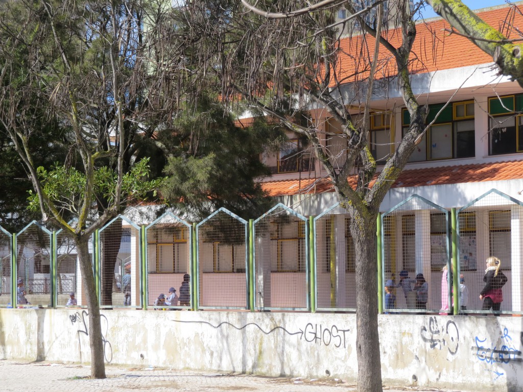 Skolbarn i Caparica på lunchrast.