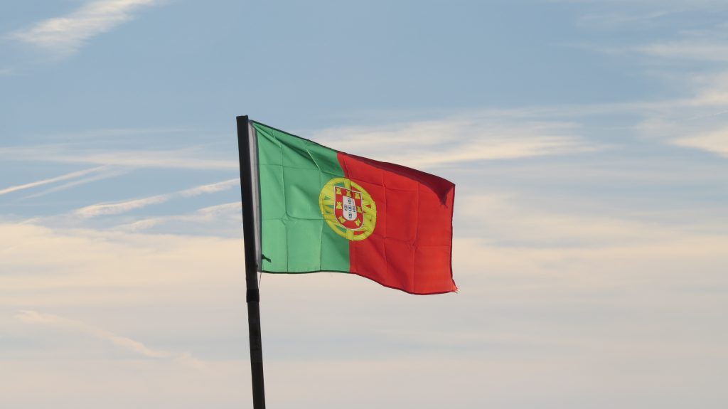 En portugisisk flagga vajar alltid över Guincho. 