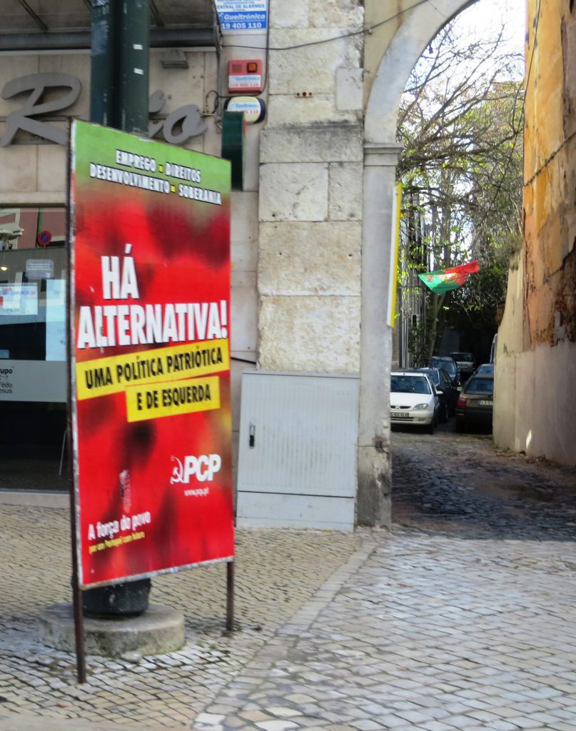 Portugisisk politik - stort frågetecken. På skulten står det "Det finns alternativ - patriotisk politik till vänster"
