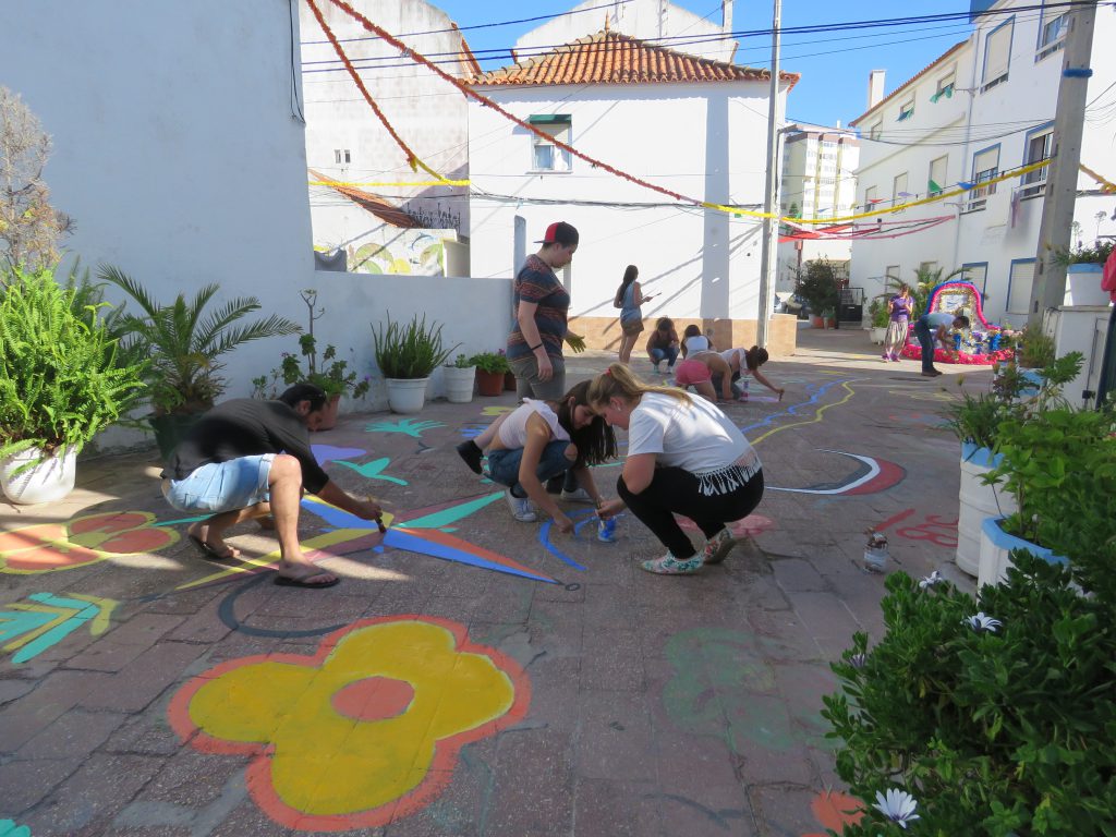 Lite bilder kanske? På tal om börja om från början så var vi och kollade när de målade om lyckliga gatan i Caparica inför firandet av São João. Det hann vi göra innan kortisonet slutade verka. 
