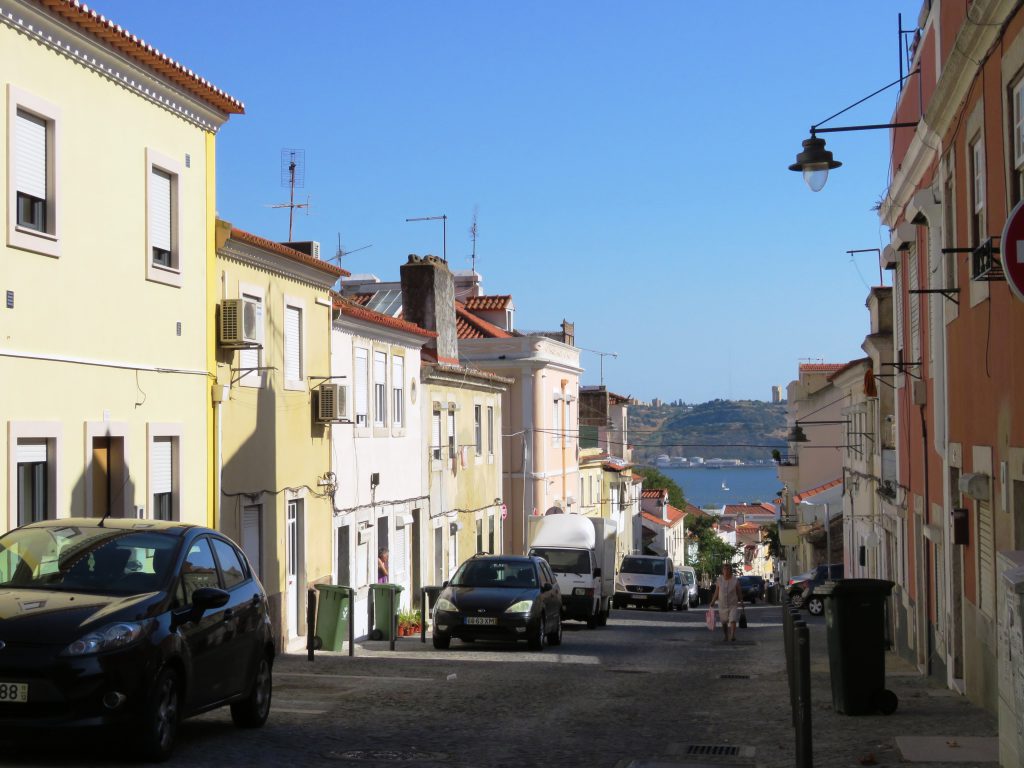 Fina färgglada gator som sluttar ned mot Belém och floden