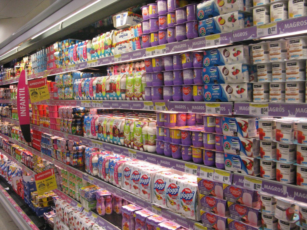 Ett nästan obegränsat urval av söta yoghurtar i olika varianter. Med smarties, med kitkat, med Hello Kitty- strössel...