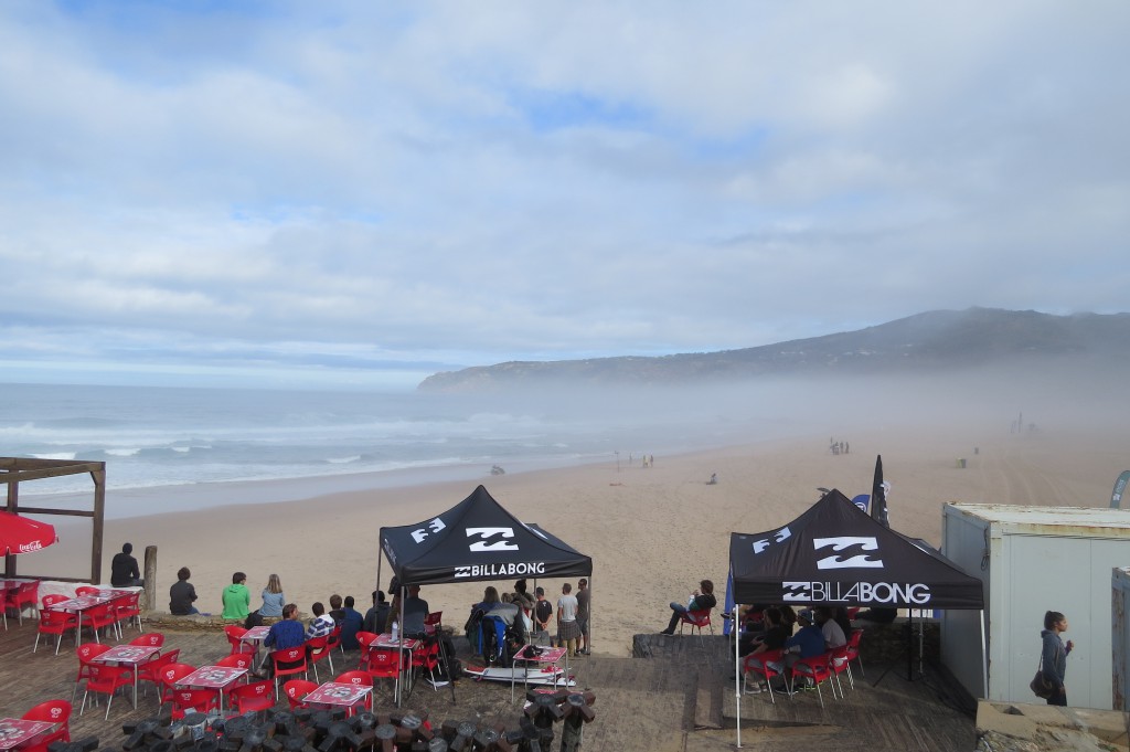 Dawn Patrol vid Guincho (kvaltouren förrförra veckan) Alla väntar spänt på att få veta om det blir tävling i dag eller ej