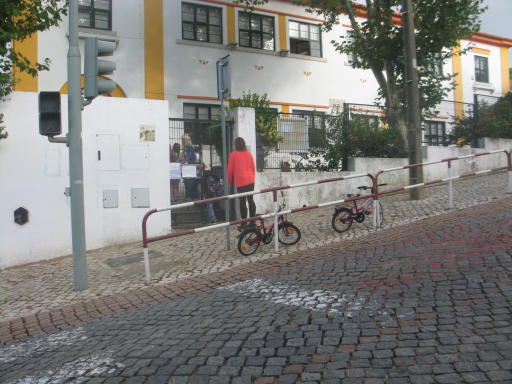 Tjejernas cyklar är de enda som står parkerade vid skolan 