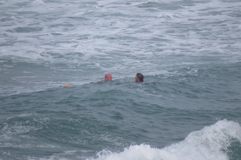 Apropå mitt tidigare inlägg om hur farligt det kan vara att leva vid kanten av Atlanten såg jag nu i veckan en äldre man bli räddad från att drunkna av en surfare. 