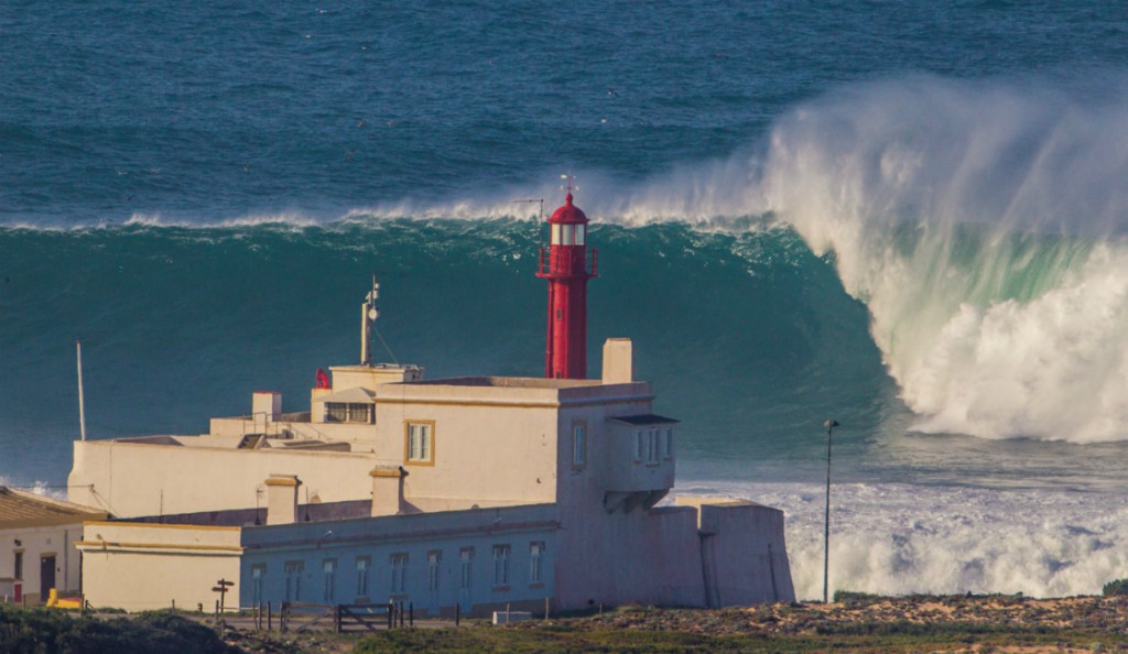 Cabo Raso - fyren, som ger bra perspektiv på hur stora vågorna är. I torsdags. Inte min bild tyvärr. 