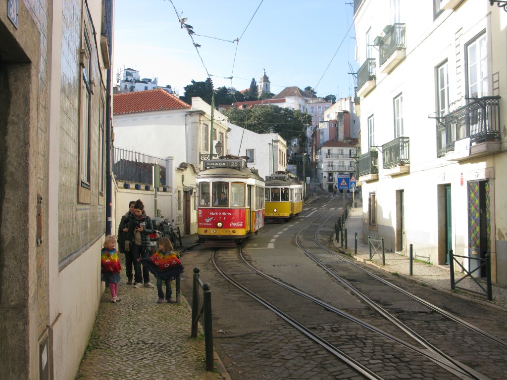 Frida och Jonna turistar i Lissabon, i januari i fjol, några dagar innan vi köpte huset. 