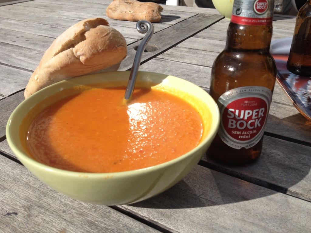 Soppa på ugnsrostad pumpa, paprika och morot serverad med färskt bröd från bageriet i byn och en lättöl; Superbock SEM álcool. 