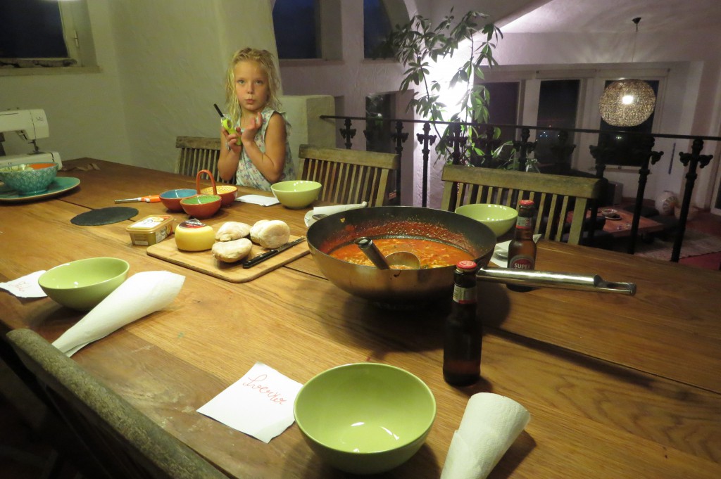 Bokstavsminestrone och halvnaket barn.