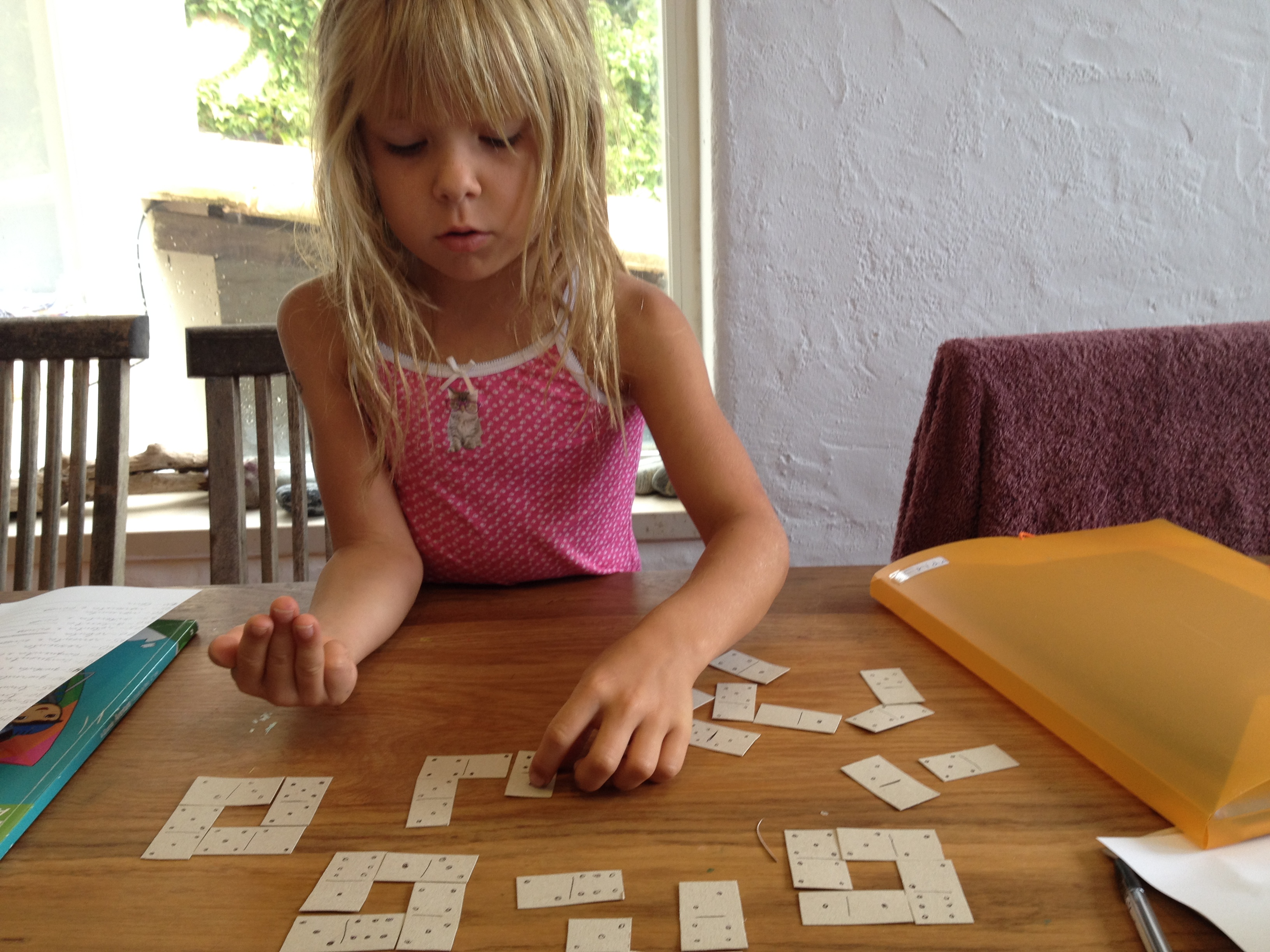 Här har vi ritat och klippt ut dominobrickor som ska läggas i fyrkanter där varje rad ska bli 10..