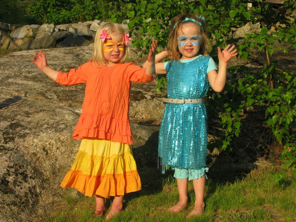 Frida och Jonna redo för Orminge karneval 2012 som eld och vatten