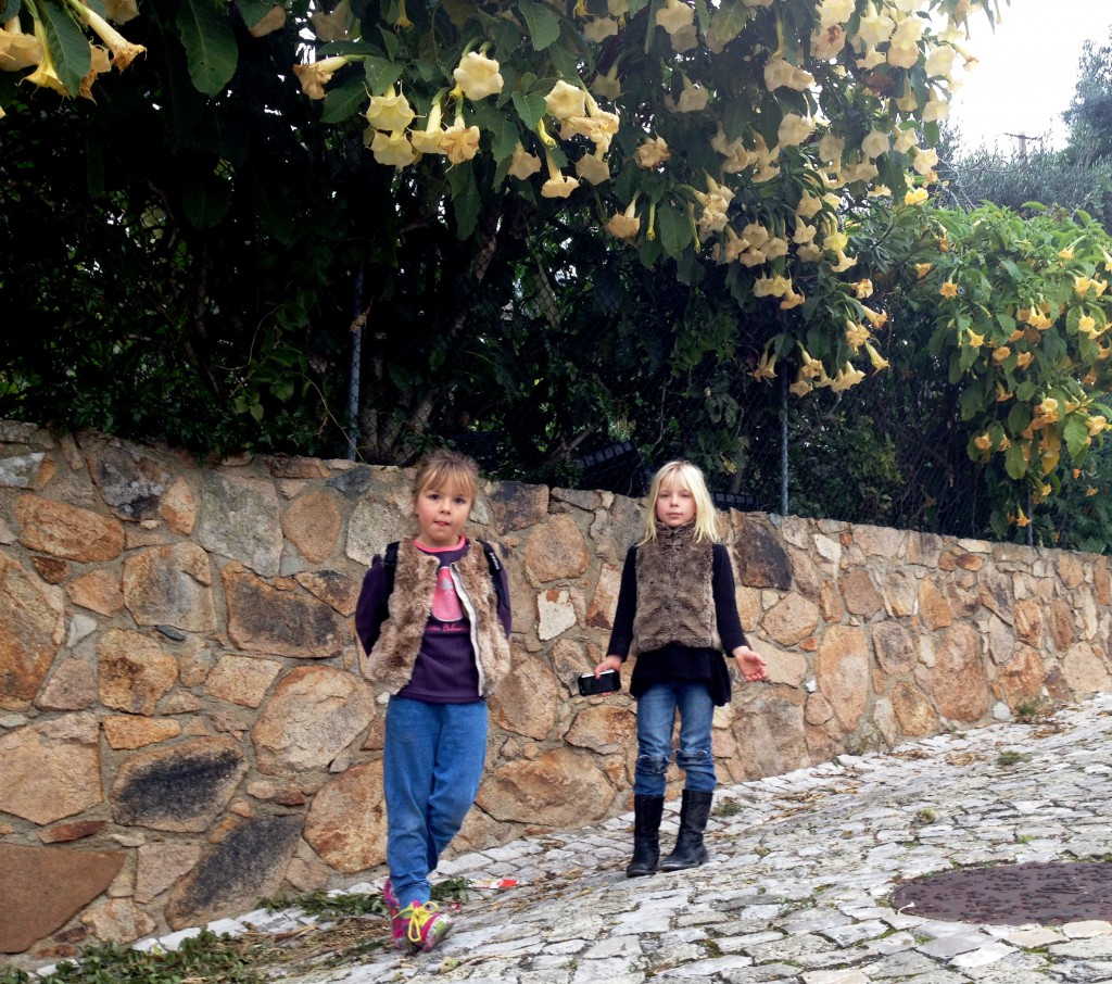 Födelsedagsbarnet (och syster yster)  på väg till skolan, förväntansfull men nervös inför förhöret