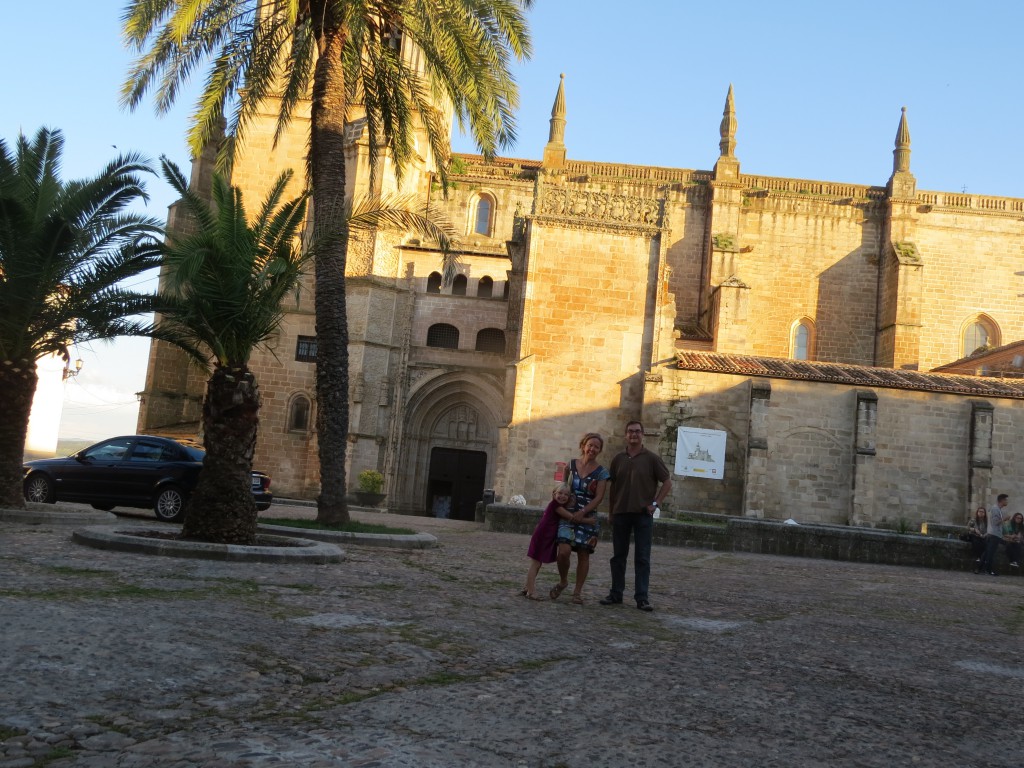 Jag och spanjoren, framför katedralen, som faktiskt har en spricka längs hela gaveln efter jordbävningen i Lissabon 1755 (?) fast det är cirka 40 mil dit!