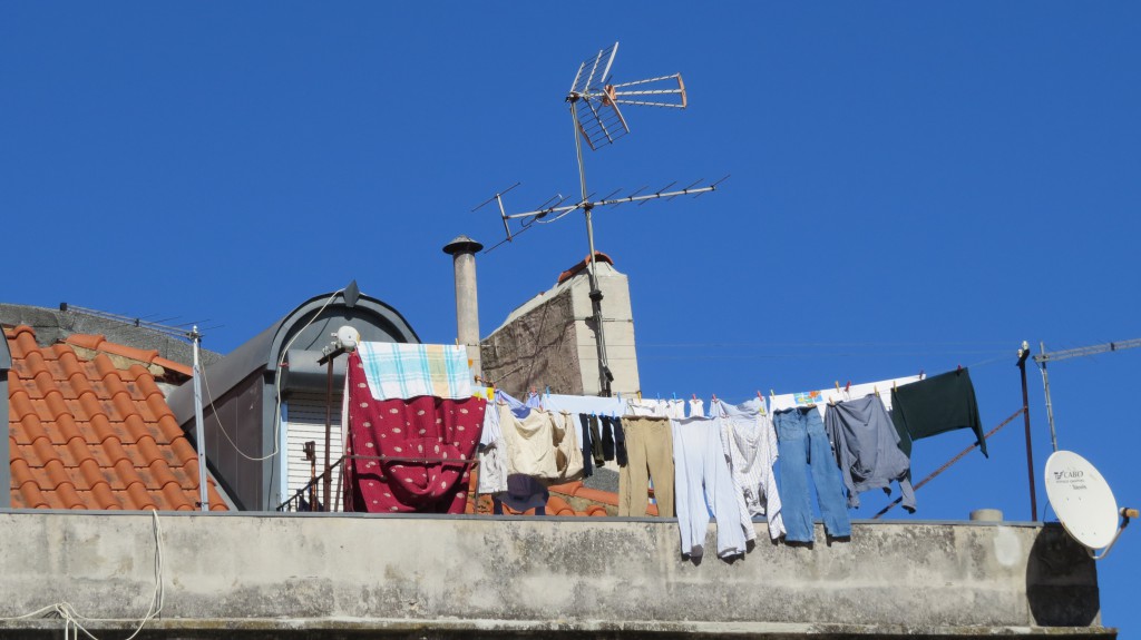 Någon har hängt tvätt på sin takterrass..