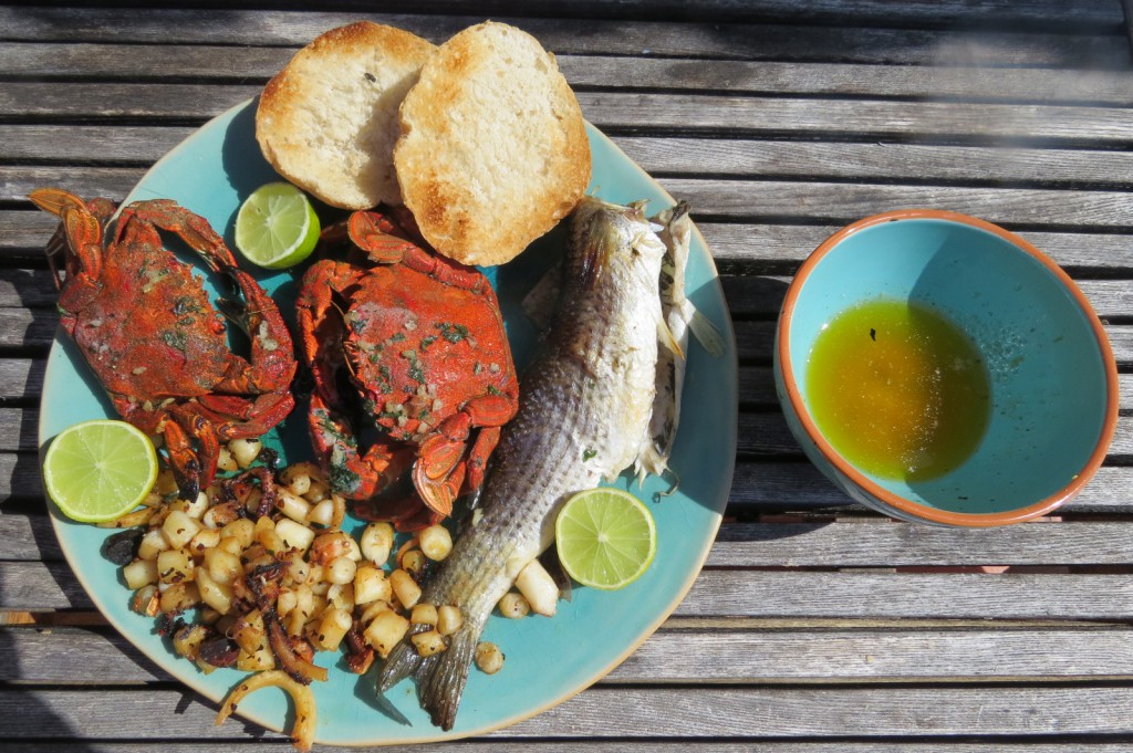 Det som ser ut som pyttipanna är bläckfisken....med ganska mycket tuggmotstånd men helt okej. Krabbköttet var gott. Kanske bara ett par matskedar kött i varje krabbstackare, men ändå!