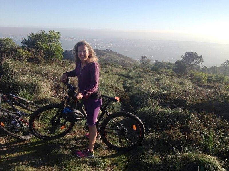 Köra en premärrunda på nya cykeln upp till bergets topp och ned igen!
