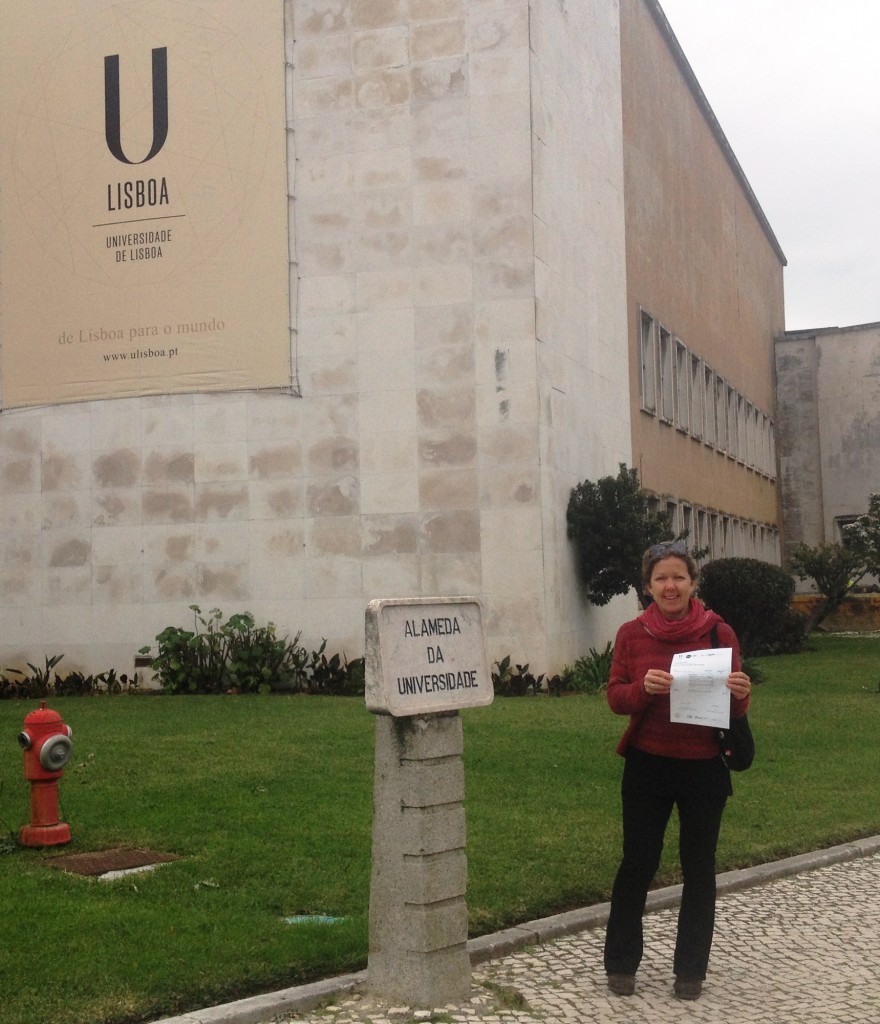 Jag och mitt certifikat vid Lissabons universitet. 
