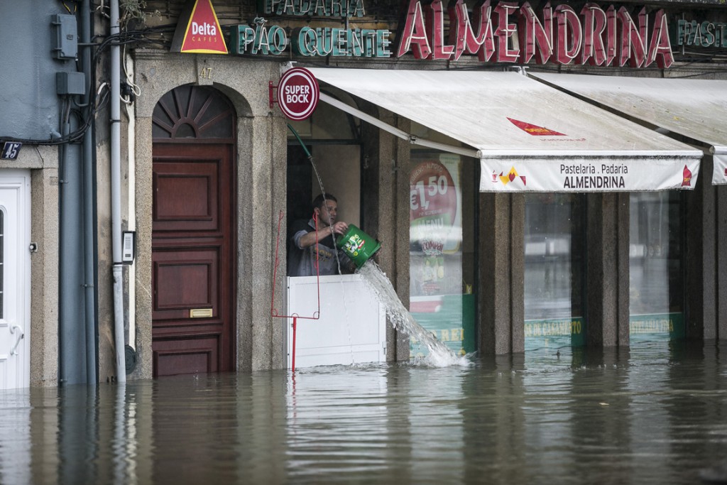 Águeda, 13-02-2016 - Segundo dia de cheias em Águeda. Várias pessoas foram assistidas por os bombeiros, umas pela necessidade de medicação, outras para transporte e comida. (Maria João Gala / Global Imagens)