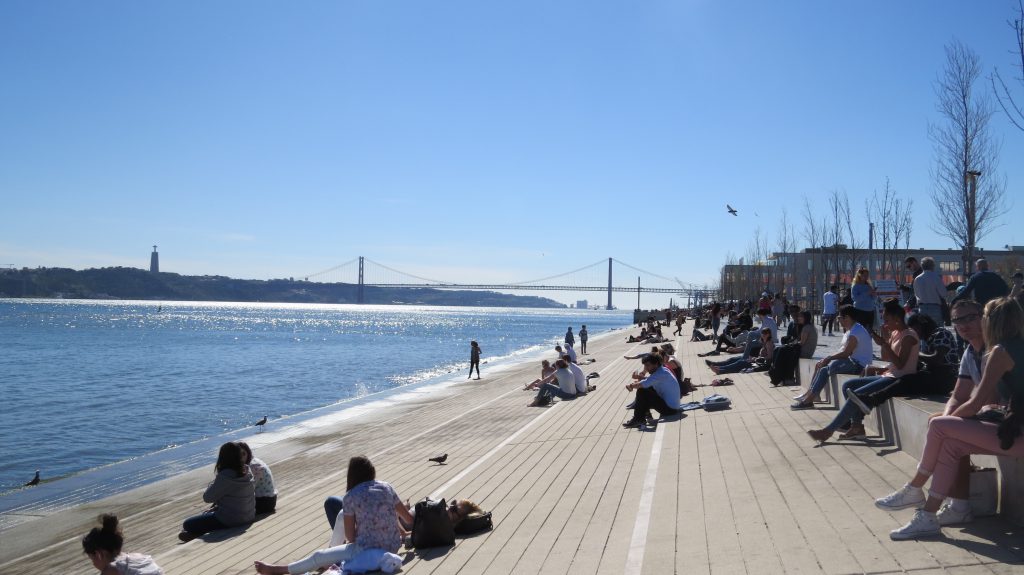 Vid tagusflodens strand söker både turister och lissabonbor svalka på sommaren och värmande sol under vintern. 