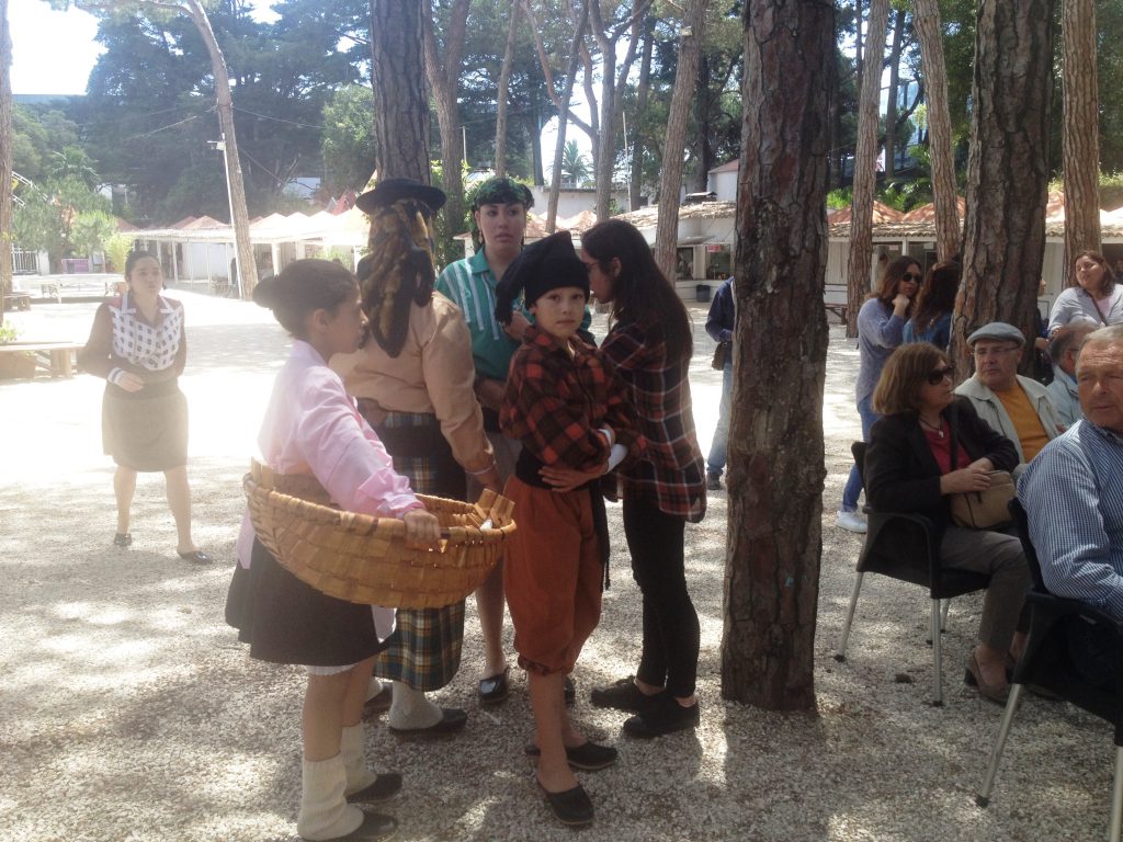 De kanske är ett litet folk, men de har en rätt stark känsla för sin kultur och historia. Så här går de dock inte klädda i vanliga fall. (Bild från folklorefestivalen i Estoril) 